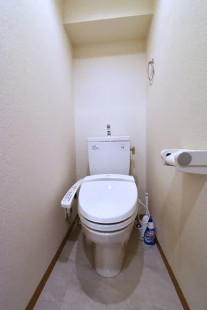 温水暖房便座付でトイレットペーパー等あり！　洗剤やトイレブラシもご用意しておりますので　清潔に保っていただけます。