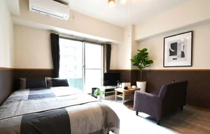 ソファ付きでゆっくりできる空間！ 　明るく日当たりも良好なお部屋♪※植木と額とクッションなどは写真用です。