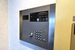 オートロック付で　鍵にて解除！　セキュリティ面も安心安全で　女性や法人様にもおすすめ！