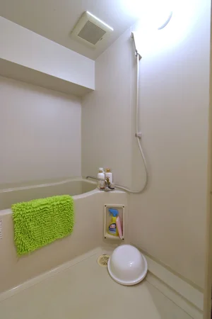 シャンプーやコンディショナーなどの洗剤が充実し　清掃用の洗剤やスポンジもあり　自身できれいに住環境を保つことができます！