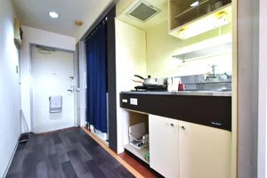 システムキッチンで日々の生活も栄養面を考えた自炊! 通路も広々としていて料理しやすい空間!