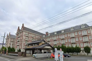 さくら総合病院まで車で12分。