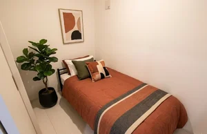 リネン類もいくつかあり 寝室は別室のため ゆっくり過ごせる格安マンスリーマンション!※植木と額とクッションなどの装飾は写真用です。