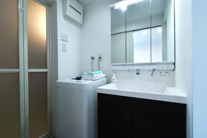 独立洗面台付で朝支度やお風呂上りにも便利！　広々洗面所お使いいただけます！