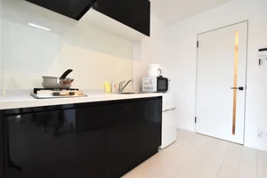 黒を基調としたかっこいいシステムキッチンで十分すぎるクオリティで　ホテルにはない設備は格別！