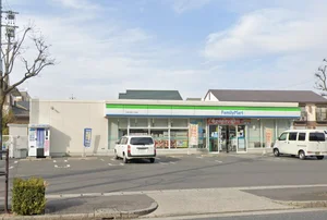 ファミリーマート 小牧中央三丁目店まで徒歩5分。