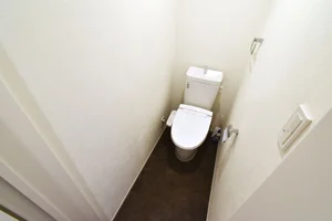 温水暖房便座付で トイレットペーパーやトイレ洗剤やブラシなどもあるので清潔に保てます!