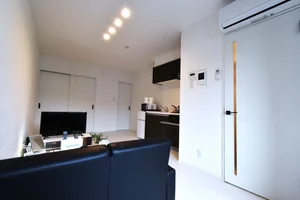 収納スペースもあり長期の滞在でも安心! ソファ付きでゆったり寛げます。