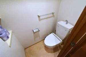 バストイレ別! トイレットペーパーはもちろん トイレブラシや洗剤もあるので清潔に保っていただけます!
