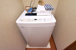 洗濯機有 備品・リネン類も豊富! 室内洗濯機ありで衣類やリネン類など洗濯できて 長期滞在でも安心!