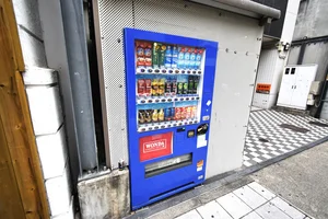 自動販売機にて敷地内で完結! コンビニに行かずに飲み物が購入できて便利!