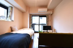 広々角部屋　高層階空間！　エアコン付きで夏場・冬場関係なく快適にお過ごしいただけます！