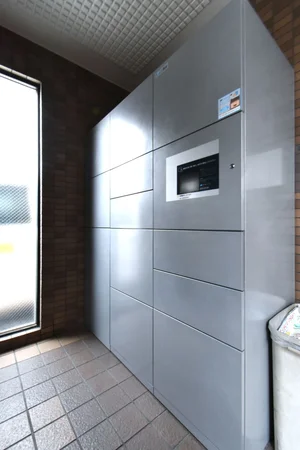 宅配BOX付きでネット注文やSNS注文の受け取りなどにも便利！　仕事などで留守がちな方にも受け取り安心です。