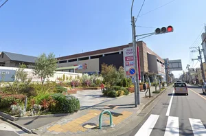 イオンタウン名西まで車で15分。