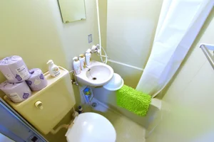 ユニットバス　サクッとお風呂を済ませたい方にもおすすめ！　シャンプーリンスや洗剤、スポンジなどもご用意しておりますので長期滞在でも安心です！