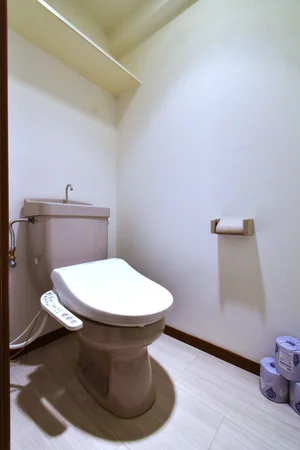 温水暖房便座付で トイレットペーパーやトイレ洗剤・ブラシなど揃っている♪