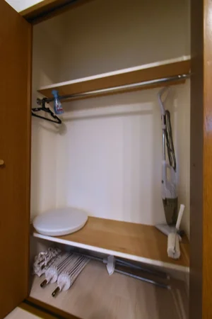 収納スペースに掃除機や消臭剤などあり! あると嬉しい備品や家電もそろっております!