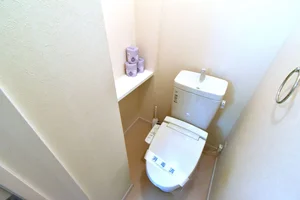 温水暖房便座付きで　快適！　トイレブラシや洗剤も標準品なので清潔に保っていただけます♪