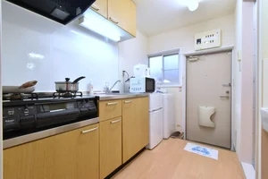 ガスコンロのシステムキッチンで自炊も可能でより快適に充実した時間を長期で利用いただけます！