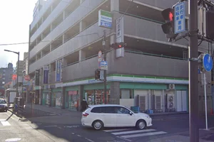 ファミリーマート 立町店まで徒歩5分。