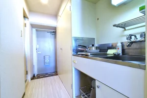 システムキッチンで　長期滞在のための調理器具などが多数あり！　食材ご用意していただくと即日自炊可能！