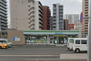 ファミリーマート 仙台二十人町店まで徒歩8分。