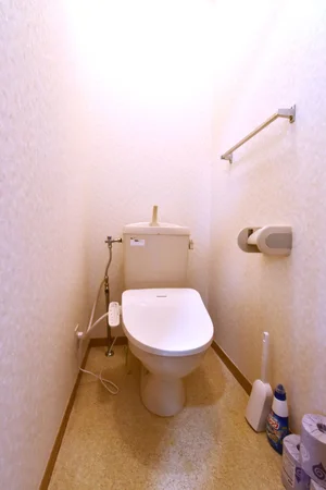 温水暖房便座付きで　快適！　トイレブラシや洗剤もあり　長期滞在でも清潔に保っていただけます！