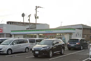 ファミリーマート 新田東店まで徒歩10分。