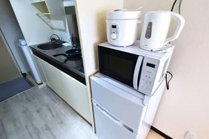 家電が豊富に　電気ケトルや電子レンジも室内で使用ができる！ホテルでは実現が少ない住環境を是非！