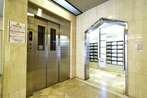 エレベーター付で高層階！　荷物が多いときでも楽々階移動できます♪