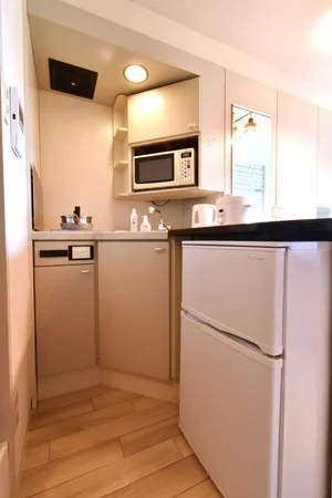 鍋やフライパン・お皿やスプーン・フォークなど自炊に必要な備品が多数！