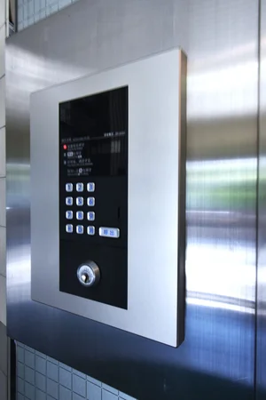 オートロック付で鍵にて解除！　セキュリティに考慮されていて女性や法人様にも安心です！