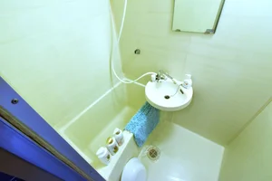 シャンプーやコンディショナー・ボディーソープなど洗剤類豊富！　洗剤やスポンジもあるので清潔に保っていただけます！