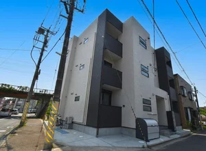 築浅で通りにも面している物件！　周辺にはコンビニや陸上自衛隊仙台駐屯地、　仙台中央自動車学校もあり！