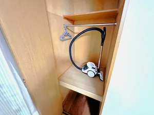 大容量の押入がございます(^^)/パラソルハンガー、掃除機もございますので長期利用でも安心★