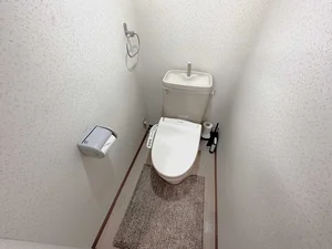 ウォシュレットつきのトイレです。トイレ用洗剤とトイレ用ブラシをご用意しておりますので長期ご利用の場合の気になる汚れなどもお掃除して頂けます＾＾