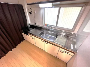 嬉しい2口IHを完備★お箸、お鍋、包丁、お皿、ボウル、お玉、食器用洗剤、簡単な調理器具は各種取り揃えています♪