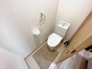 トイレ用洗剤、ブラシをご用意しておりますので長期ご利用の場合の気になる汚れなどもお掃除して頂けます♪オプション不要の滋賀大津(滋賀病院前)ウィークリーマンション。【手続き簡単３分・保証人不要・敷金、礼金初期費用仲介手数料０円・対面契約不要・電子契約可】