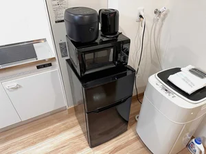 【冷蔵庫・電子レンジ】ホテルと違い滋賀大津(滋賀病院前)ウィークリーマンションでは標準設備♪一人暮らしに適した冷蔵庫なので1週間以上の暮らしに最適★お客様の声から今の形になりました。