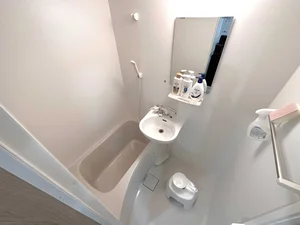 【滋賀大津(滋賀病院前)ウィークリーマンションバス画像】滋賀大津(滋賀病院前)マンスリーマンションでは、バスルームにも多数の備品を設置。シャンプー、トリートメント、ドライヤーは標準設備♪【手続き簡単３分・保証人不要・敷金、礼金初期費用仲介手数料０円・対面契約不要・電子契約可】