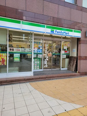 ファミリーマート 近鉄四日市駅西店まで徒歩4分