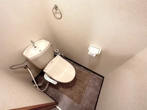 【トイレ画像】ウォシュレット付トイレです(*^^)v清掃道具もご用意しております☆彡四日市ウィークリーマンションでは標準設備です♪物件によっては2名以上での利用が可能な物件もあります♪