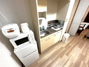 【キッチン画像】三重県四日市市ウィークリーマンション♪冷蔵庫、電子レンジ、炊飯器、ケトル、調理器具や食器類もご用意しております(^^♪