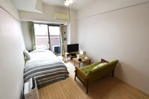 ソファ付きで　色合いが鮮やかなお部屋！洋室広々でテレビを見ながらリラックス！