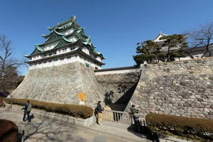 名古屋城まで車で14分。