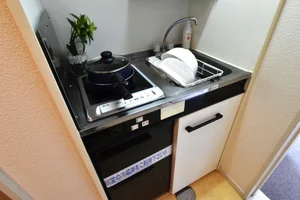 システムキッチンで自炊も可能で　節約にも一役！　調理器具や食器類も標準化！