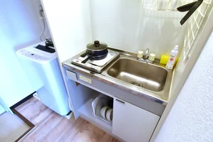 IH1口で 安全面に考慮されており、食器類や調理器具も豊富で 栄養面を考えて 長期滞在を快適にお過ごしいただける様に配慮されております♪