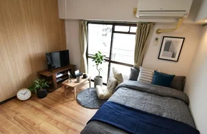 座椅子、ローテーブル付きで 座って お仕事や勉強も可能!※植木と額とクッションなどの装飾は写真用です。