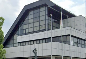 草津市立図書館まで車で６分、1.2ｋｍ。