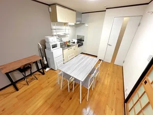 テレビ、ソファー、空気清浄機、テーブル、ゴミ箱、掃除機やパラソルハンガー、DVDプレイヤーも完備!!草津駅前(草津野村)ウィークリーマンション草津駅前(草津野村)マンスリーマンションは長期、中期、短期宿泊に適した室内となっております。